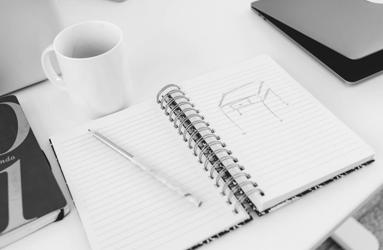 Praktische Zeichenübungen mit verschiedenen Materialien und Techniken